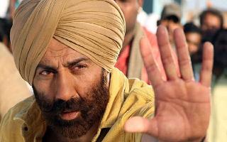 Gadar 2 Actor Sunny Deol Trolled For Refusing To Click Photo With Fans, Internet Says 'Too Much Ego' | Watch
